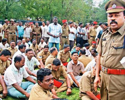 காவல் நிலையங்களை பூட்டிவிட்டு போலீசார் திடீர் ஸ்டிரைக்