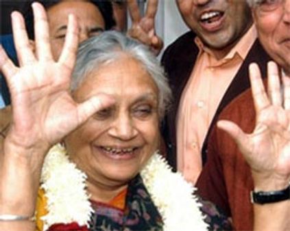 ஷீலா தீக்ஷித் 3வது முறையாக முதல்வராக பதவியேற்பு