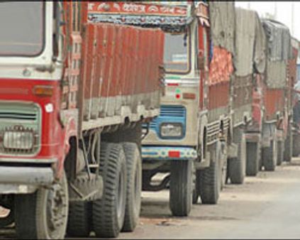 லாரி ஸ்டிரைக் தீவிரம்-பொருட்களுக்கு கடும் தட்டுப்பாடு