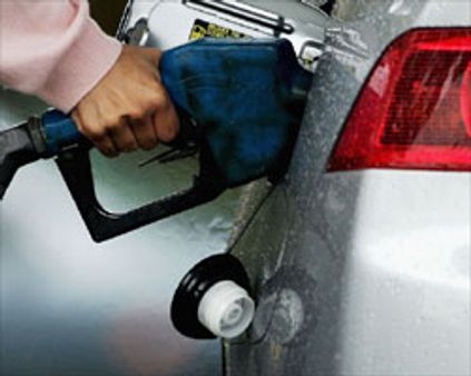 பெட்ரோல் விலை ரூ.5-டீசல் ரூ.3 குறைகிறது!