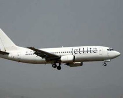 விமான என்ஜினில் தீ: அவசரமாக தரையிறக்கம்