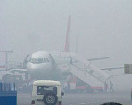 மூடு பனி-டெல்லியில் விமான சேவை முடக்கம்