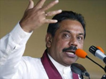 நான் அழைத்ததால்தான் வருகிறார் பிரணாப் - ராஜபக்சே கூறுகிறார்