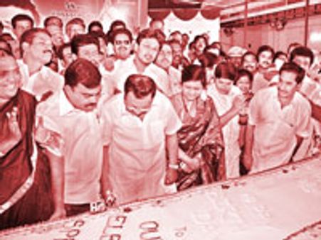 அழகிரியின் 58வது பிறந்த நாள் - மதுரையைக் கலக்கிய தொண்டர்கள்