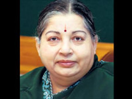 இந்தியா ஆயுதம் வழங்கியபோது கருணாநிதி என்ன செய்து கொண்டிருந்தார்? ஜெ.