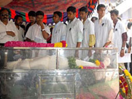 முத்துக்குமார் இறுதிச் சடங்கு: ஆயிரக்கணக்கானோர் பங்கேற்பு!