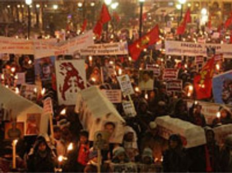 நார்வே தலைநகர் ஓஸ்லோவில் தமிழர்கள் தீப்பந்தத்துடன் பேரணி