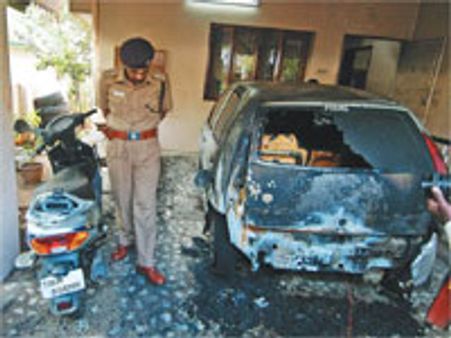 இ.கம்யூ செயலாளர் தா.பாண்டியன் கார் எரிப்பு