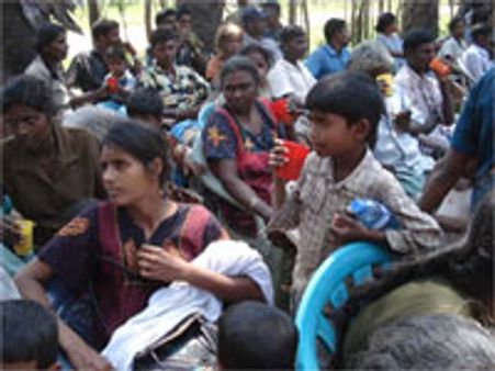 வன்னி போர் முனையிலிருந்து 16,000 தமிழர்கள் வெளியேற்றம்: ராணுவம்