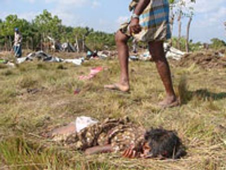 பாதுகாப்புப் பகுதியில் குண்டு வீச்சு - 134 தமிழர்கள் பலி - வயலில் கிடக்கும் உடல்கள்