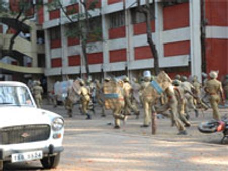 பிரச்சனை ஆரம்பித்தது எப்படி?-வாகனங்களை நொறுக்கிய போலீஸ்!