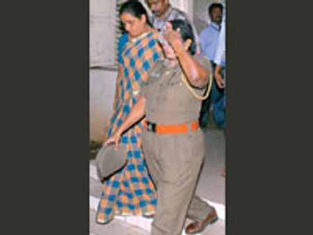 கைதான லஞ்ச பெண் இன்ஸ்பெக்டரால் ஆபத்து-கர்ப்பிணி