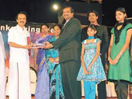 கிரீன்வேஸ் சாலைக்கு டி.ஜி.எஸ். தினகரன் பெயர்