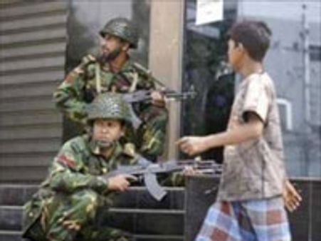 வங்கதேச ரைபிள்ஸ் வீரர்கள் திடீர் புரட்சி-மேஜர் ஜெனரல் உள்பட 30 பேர் கொலை