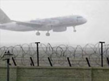 பனி மூட்டம்- விமானங்கள் தாமதம், பஸ்கள் மோதல்