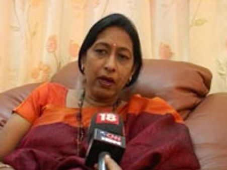 ரேணுகா மீது நிர்மலா வெங்கடேஷ் பாய்ச்சல்