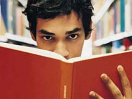 படிப்பில் இங்கிலாந்து மாணவர்களை மிஞ்சும் இந்திய, சீன மாணவர்கள்  