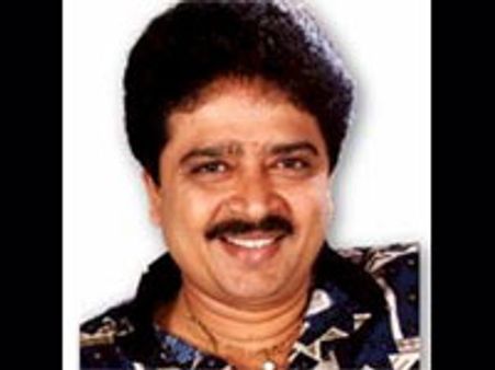 எஸ்.வி.சேகர் வீட்டில் பெட்ரோல் குண்டு வீச்சு - அதிமுகவினரா?