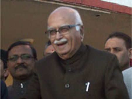 அத்வானியின் வெப்சைட்டிலிருந்து தேசியக் கொடி நீக்கம்