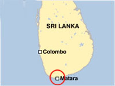 இலங்கை: மசூதி அருகே மனித வெடிகுண்டு தாக்குதல்-2 அமைச்சர்கள் காயம்- 15 பேர் பலி