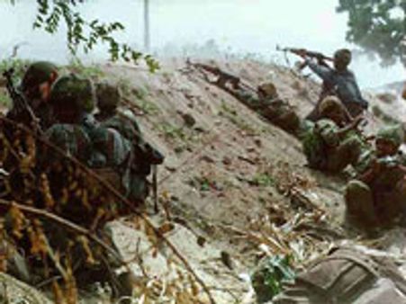 புலிகள் அதிரடி: ராணுவ பீரங்கித் தளம் அழிப்பு-50 வீரர்கள் பலி