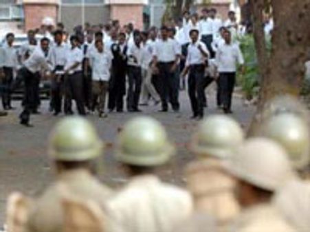 உயர்நீதிமன்ற உத்தரவு-ஐபிஎஸ் அதிகாரிகள் அவசர ஆலோசனை