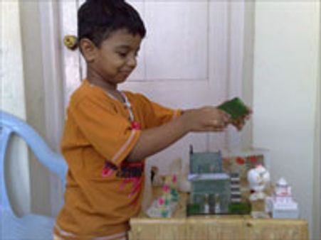 கண்ணாடியில் கலைப் பொருட்கள் - சிறுவனின் அபார திறமை