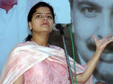 பிரமோத் மகாஜன் மகளுக்கு பாஜக சீட் மறுப்பு