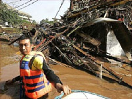 இந்தோனேசியா: அணை உடைந்து 'மினி சுனாமி'-50 பேர் பலி