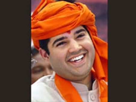 சரணடைந்தார் வருண் காந்தி-சிறையில் அடைப்பு