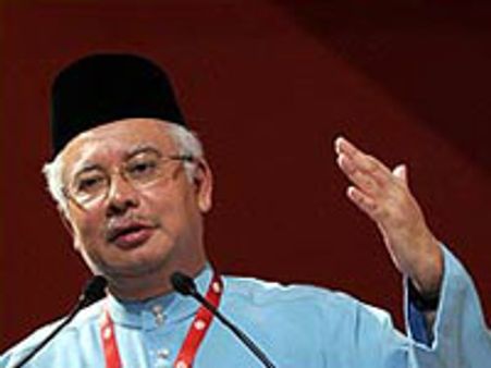 மலேசியா: படாவி விலகினார் -பிரதமராகிறார் ரஸாக்