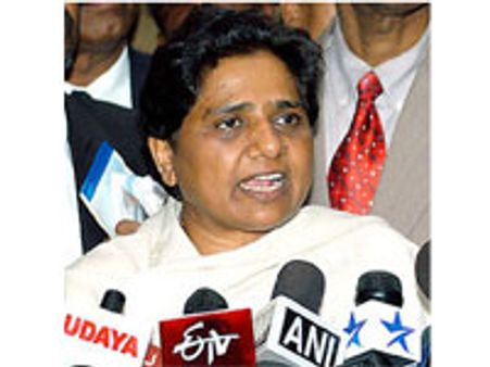 மகனை உருப்படியாக வளர்க்காத மேனகா என்னை விமர்சிப்பதா?: மாயா பாய்ச்சல்