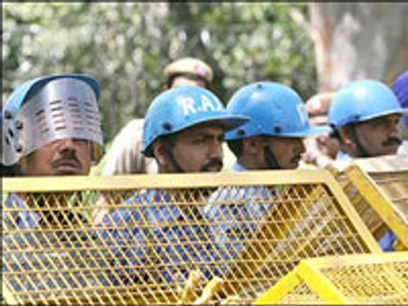 சென்னை-85 சதவீத வாக்குசாவடிகள் பதட்டமானவை!