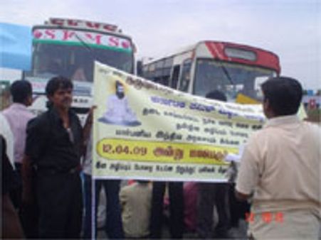 இலங்கை படுகொலைகள்-சாலை மறியல், ஸ்தம்பித்த தமிழக-கர்நாடக போக்குவரத்து!