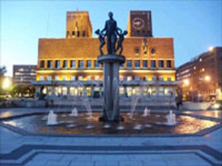 நார்வே இலங்கை தூதரகம் மீது தமிழர்கள் தாக்குதல்