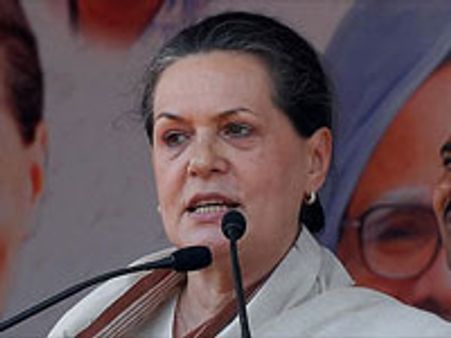 அத்வானி ஒரு ஆர்.எஸ்.எஸ். அடிமை-சோனியா தாக்கு