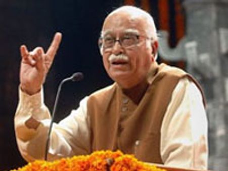 மத்தியப் பிரதேசத்தில் அத்வானி மீது செருப்பு வீச்சு