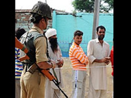 நக்சல் தாக்குதல்-17 பேர் பலி: வன்முறையுடன் முடிந்தது முதல் கட்ட தேர்தல்