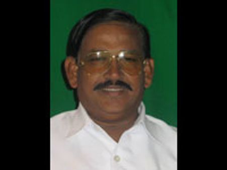 விருதுநகர்-தேனி காங் வேட்பாளர்களுக்கு எதிராக போராட்டம்-அரை கம்பத்தில் கட்சி கொடி