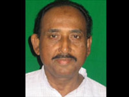 தொகுதி பக்கமே வராத காங். எம்.பி மீது ஷூ மற்றும் கல்வீச்சு-மக்கள் ஆத்திரம்