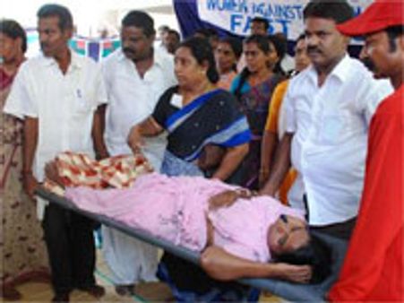 போர் நிறுத்தத்தை வலியுறுத்தி பெண்கள் நடத்தும் போராட்டம் தீவிரம் - 5 பேர் சுகவீனம்