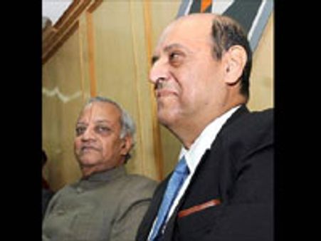 பாஜக ஆதரவாளரான கோபால்சாமி ஓய்வு-காங் ஆதரவாளரான சாவ்லா பதவியேற்பு