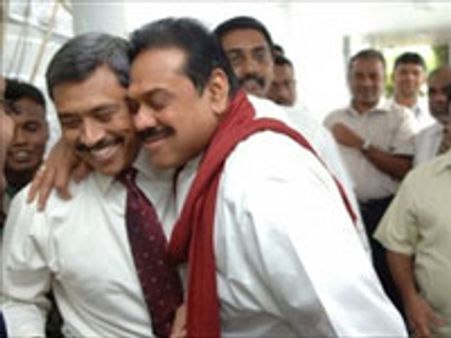 ராணுவ நடவடிக்கை: மேனன்-நாராயணனுடன் தொடர்பில் இருக்கிறோம்-இலங்கை