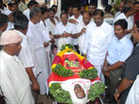 சிவானந்தன் உடலுக்கு புலிகள் கொடி போர்த்தி அஞ்சலி!!