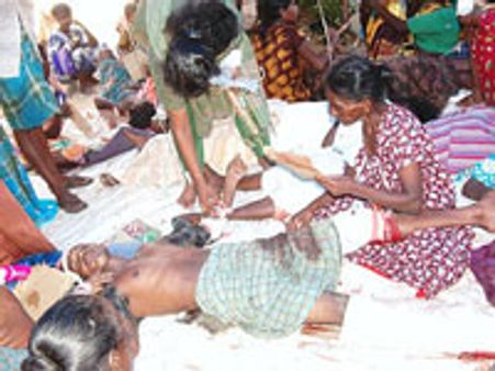 உணவு, மருந்தைத் தடுக்கும் இலங்கை அரசு - பட்டினியில் தவிக்கும் 1,65,000 தமிழர்கள்