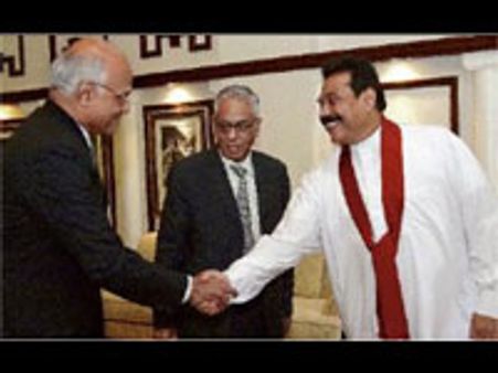 ராஜபக்சேவுடன், மேனன், நாராயணன் 'இதயபூர்வ' சந்திப்பு - போர் நிறுத்தம் குறித்து பேசாமல் திரும்பின