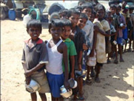 ஒரு பக்கம் தாக்குதல் - மறுபக்கம் பட்டினி - பரிதவிக்கும் தமிழர்கள்