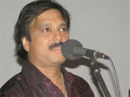 பிரசாரக் கூட்டத்தி்ல கார்த்திக் மீது செங்கல் வீச்சு - தப்பினார்