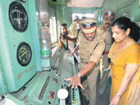 ரயிலை கடத்தியவன் முன்னாள் ரயில்வே ஊழியர்?