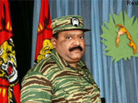 பாதுகாப்பு வளையத்தில் தளபதிகளுடன் பிரபாகரன்- ராணுவம்